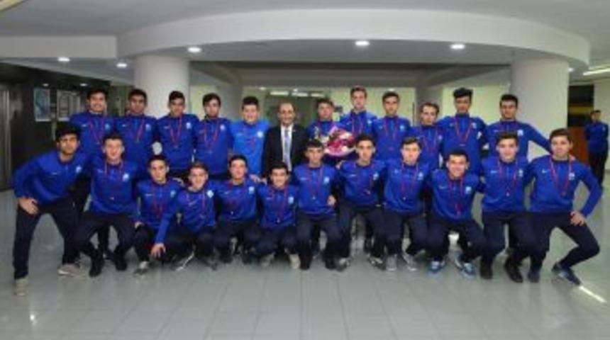 Edebali’den Başarılı Sporculara Ödül