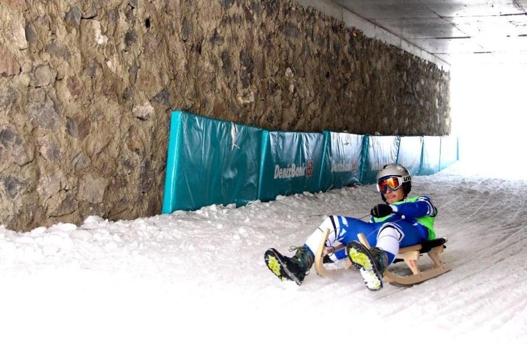 D&uuml;şe Kalka Yarışan Kızak&ccedil;ılar Nefes Kesti