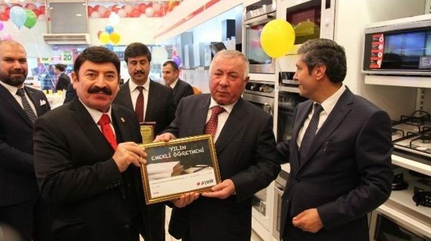 Yılın &Ouml;ğretmenine Televizyon Hediyesi