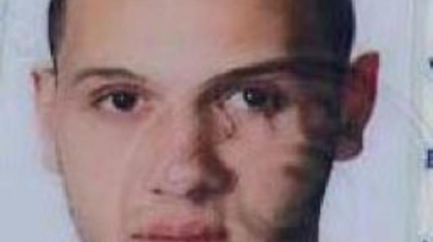 Evinde Fenalaşan Gen&ccedil; &Ouml;ld&uuml;