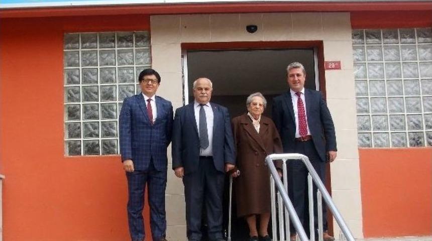 En Yaşlı &Ouml;ğretmenden Yaptırdığı Okula Ziyaret