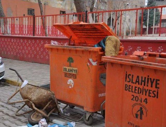 Çöpten Topladıklarını Satarak Aile Geçimine Katkı Sunuyor