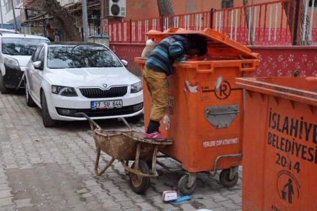 Çöpten Topladıklarını Satarak Aile Geçimine Katkı Sunuyor