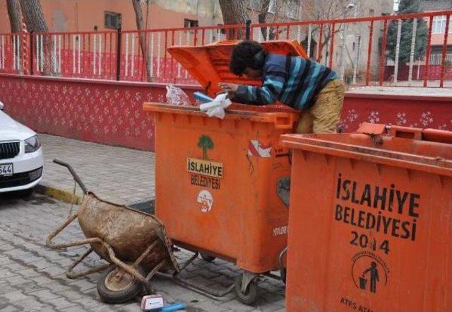 Çöpten Topladıklarını Satarak Aile Geçimine Katkı Sunuyor