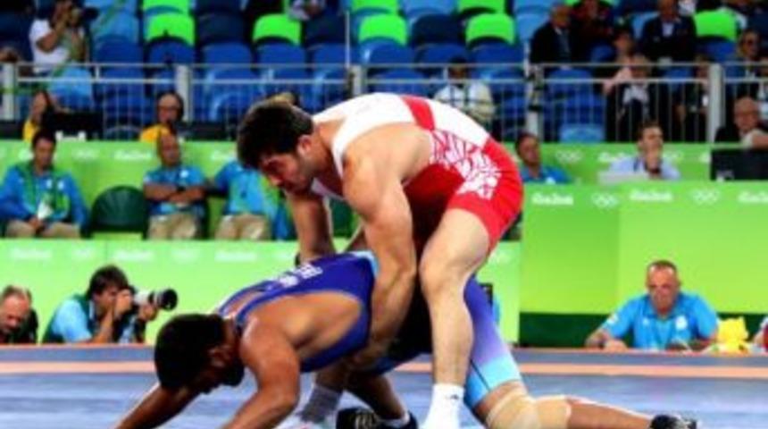 Grekoromen G&uuml;reş&ccedil;iler İstanbul'da Mindere &Ccedil;ıkıyor