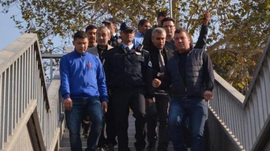 İntihara Kalkışan Adamı &Ouml;ğretmen Kurtardı