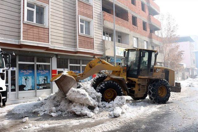 Belediye Sokaklarda Temizlik Çalışması Başlattı