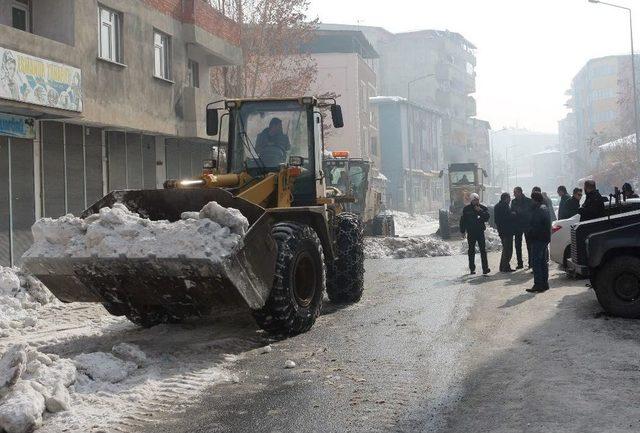 Belediye Sokaklarda Temizlik Çalışması Başlattı