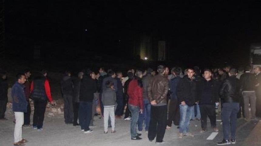 Şanlıurfa'da Elektrik Kesintisi Yüzünden Mahalleli Yolu Kapattı