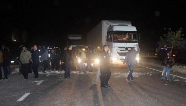 Şanlıurfa'da Elektrik Kesintisi Yüzünden Mahalleli Yolu Kapattı