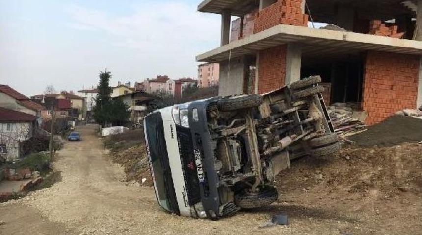 Kum D&ouml;kerken Devrilen Kamyonun S&uuml;r&uuml;c&uuml;s&uuml; Yaralandı