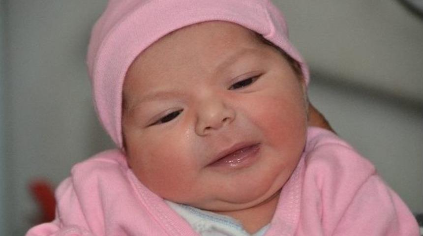 İki G&uuml;nl&uuml;k Bebeği Aracın Altına Bıraktılar