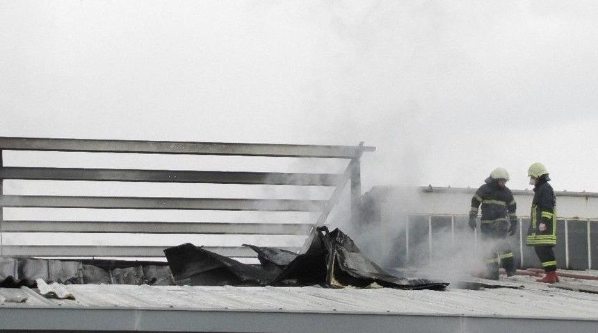 Lastik Deposunda Korkutan Yangın