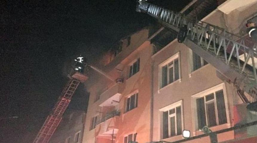 Yangından Kurtulmak İ&ccedil;in &Ouml;nce Oğlunu Sonra Kendini 5.kattan Attı