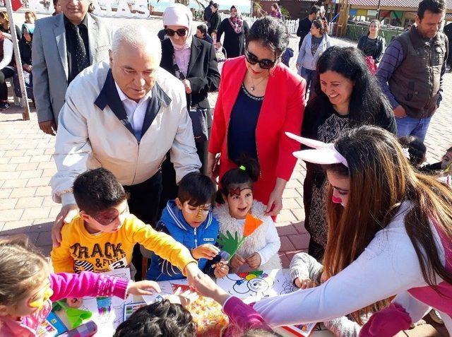 Sahilde Öğrencilerden Resim Şenliği