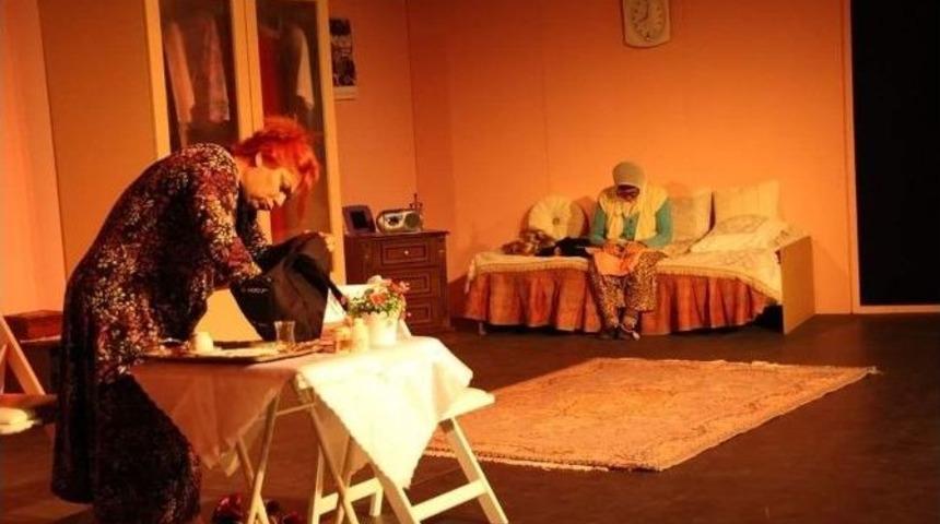 Kuşadası&rsquo;nda &lsquo;entrikalı Dolap&rsquo; Komedyası Yoğun İlgi G&ouml;rd&uuml;