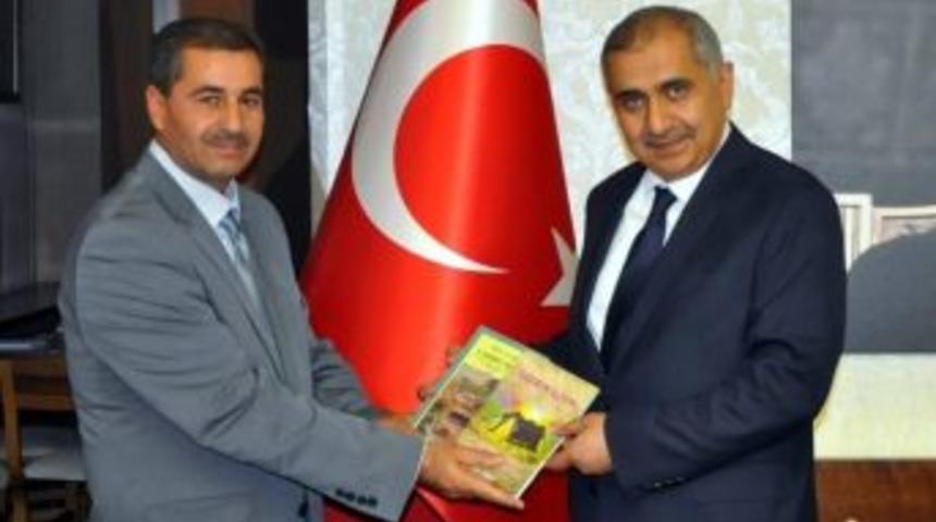 Yazar Bekir Ayg&uuml;l, Vali Ko&ccedil;ak&rsquo;a Kitaplarını Takdim Etti