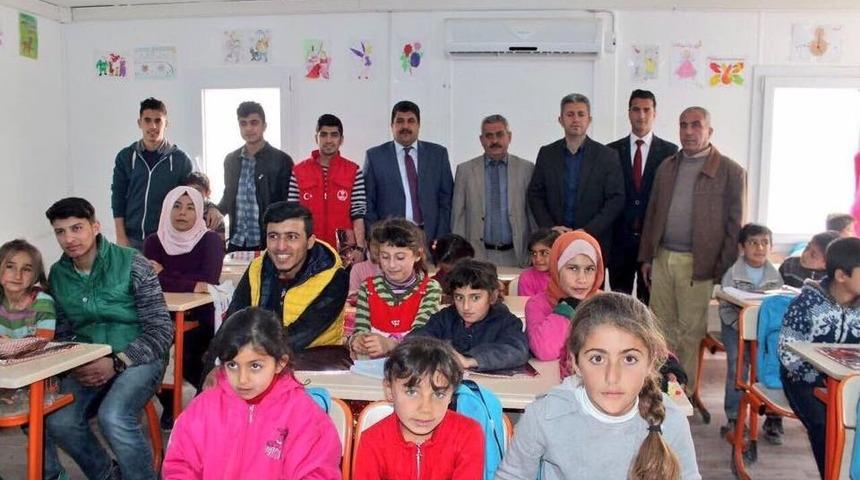 Kampta Kalan Suriyelilere Kırtasiye Malzemesi Dağıtıldı