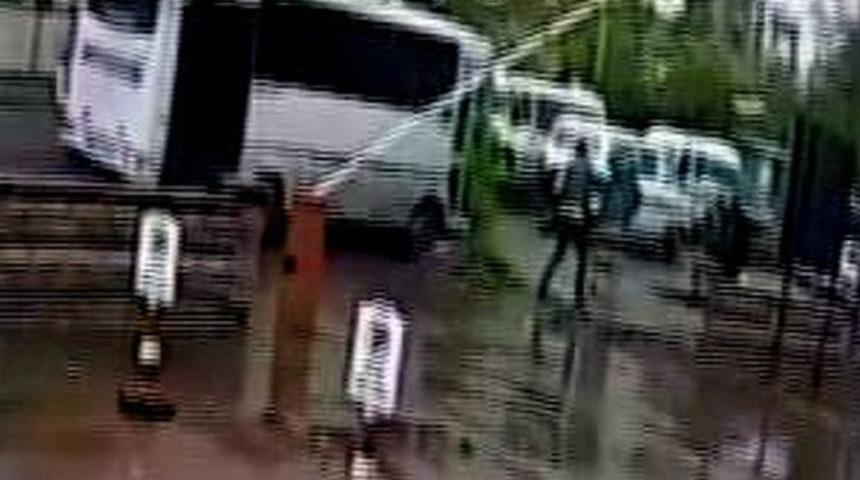 (&ouml;zel Haber) Şehir Magandası, Engelli Genci Sokak Ortasında Tekme Tokat D&ouml;vd&uuml;