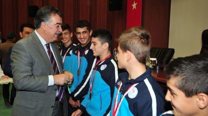 Başarılı Sporculara Vali Al&rsquo;dan &Ouml;d&uuml;l