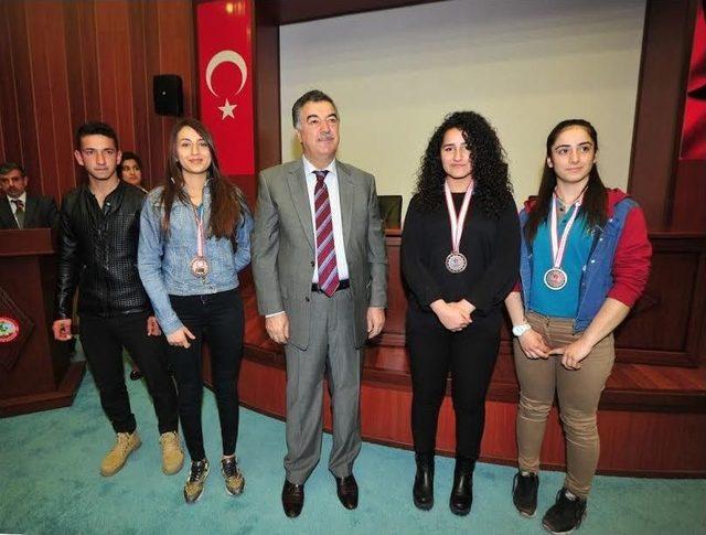 Başarılı Sporculara Vali Al’dan Ödül