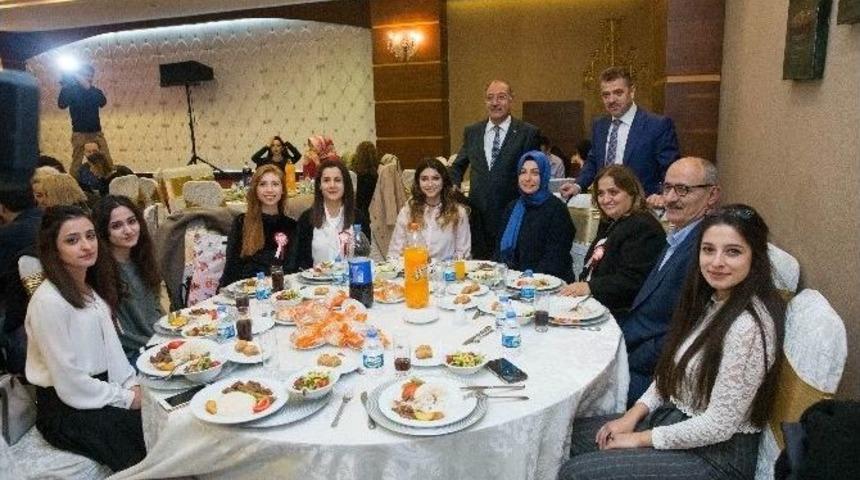 Öğretmenler, Niran Ünsal Şarkılarıyla Eğlendi