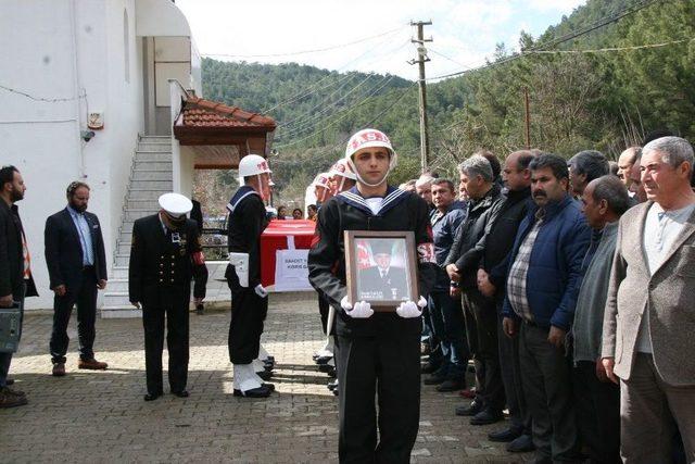 Trafik Kazasında Hayatını Kaybeden Kıbrıs Gazisi Askeri Törenle Toprağa Verildi