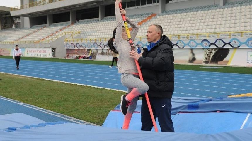 Atletizm Federasyonu Sırıkla Atlama Antren&ouml;r&uuml; Alexander Simakhin Trabzon&rsquo;da Yetenek Avına &Ccedil;ıktı