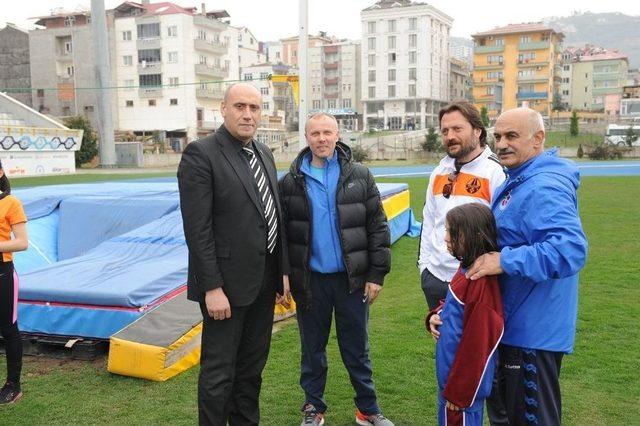 Atletizm Federasyonu Sırıkla Atlama Antrenörü Alexander Simakhin Trabzon’da Yetenek Avına Çıktı