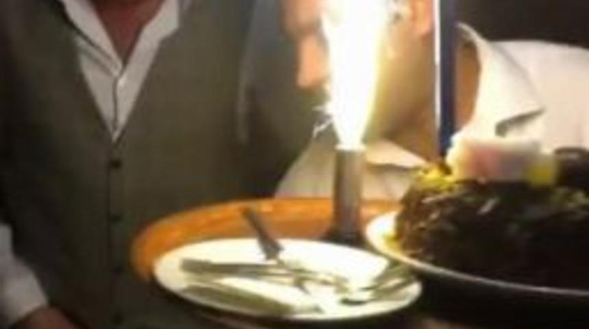 Kendisini &Ouml;ld&uuml;ren Ağabeyinin Doğum G&uuml;n&uuml;n&uuml; B&ouml;yle Kutlamış