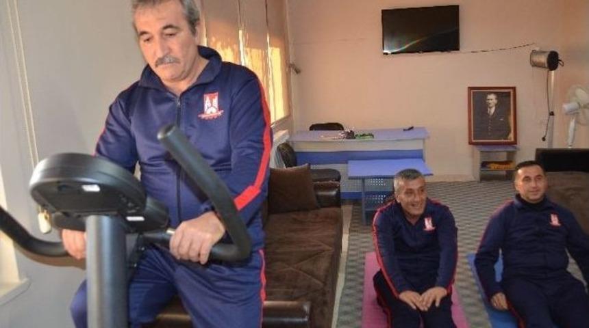 İtfaiye Erleri Yangınlara Her G&uuml;n D&uuml;zenli Spor Yaparak Hazırlanıyor