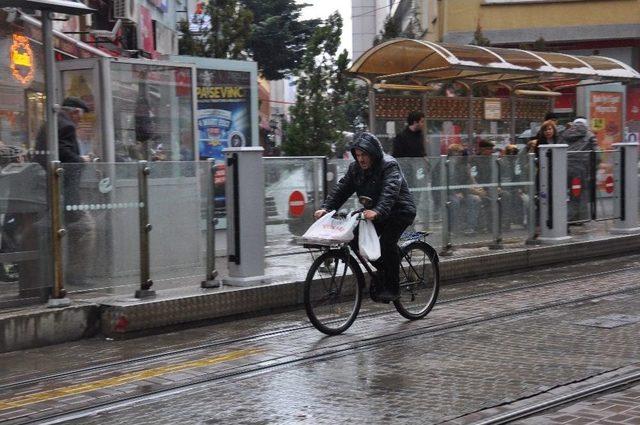 Eskişehirliler Yağmura Hazırlıksız Yakalandı