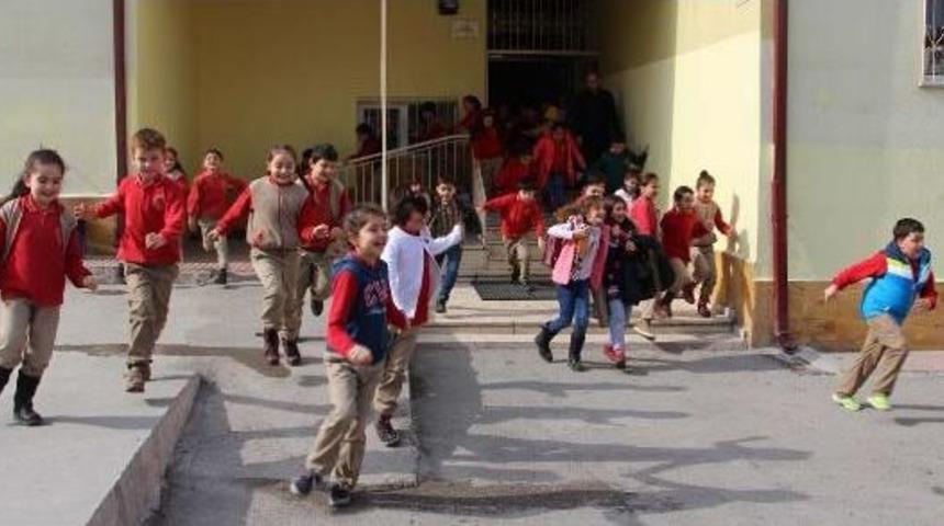 Deprem Tatbikatında &Ouml;ğrenciler 1 Dakika 15 Saniyede Okulu Boşalttı