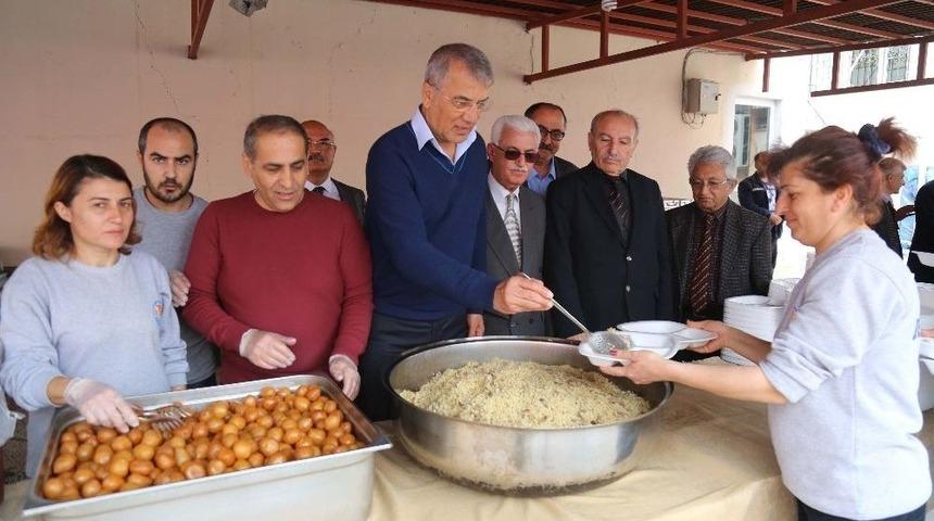 Mezitli Belediyesi Hızır Lokması Dağıttı