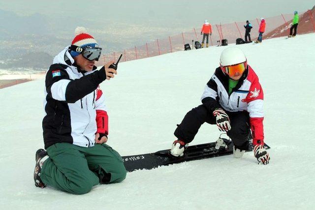 Dünyanın En İyi Snowboardcuları Erciyes’in Pistlerine Çıktı