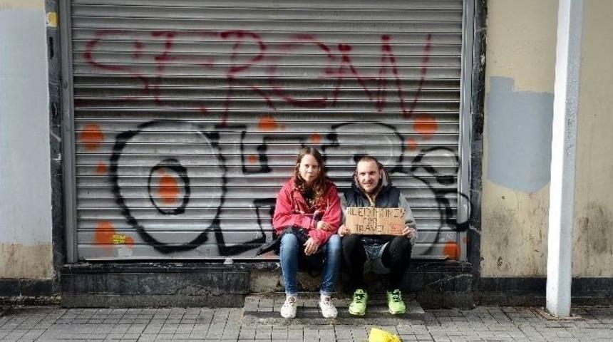 (&ouml;zel Haber) İstiklal Caddesi&rsquo;nde D&uuml;nya Turu İ&ccedil;in Para Topladılar