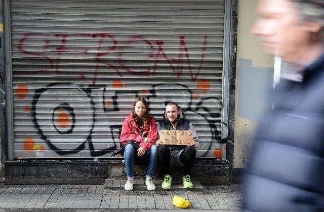 (özel Haber) İstiklal Caddesi’nde Dünya Turu İçin Para Topladılar