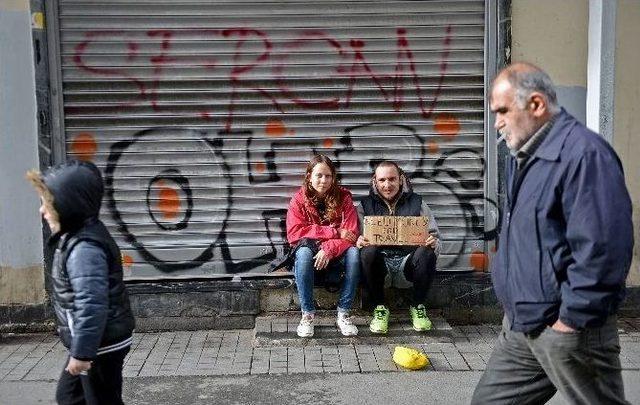 (özel Haber) İstiklal Caddesi’nde Dünya Turu İçin Para Topladılar