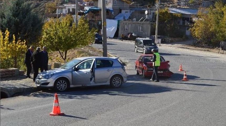 Adıyaman&rsquo;da İki Otomobil &Ccedil;arpıştı: 1 Yaralı