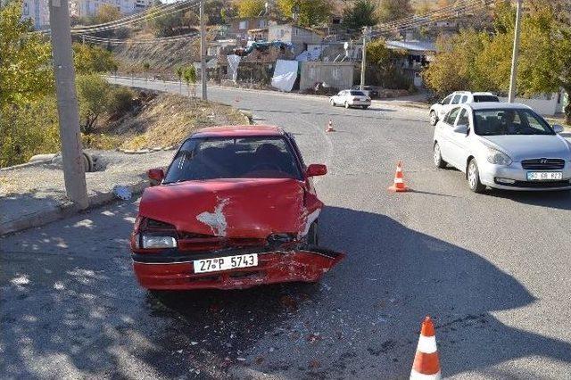 Adıyaman’da İki Otomobil Çarpıştı: 1 Yaralı