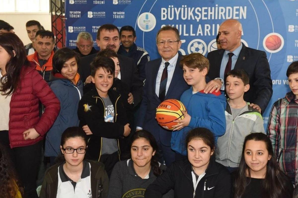 B&uuml;y&uuml;kşehir Okullara Top Dağıttı