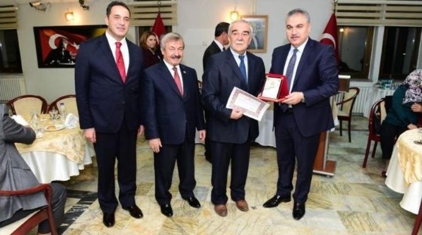 Uşak&rsquo;ta Emekli &Ouml;ğretmenlere Hizmet Şeref Belgesi Verdi