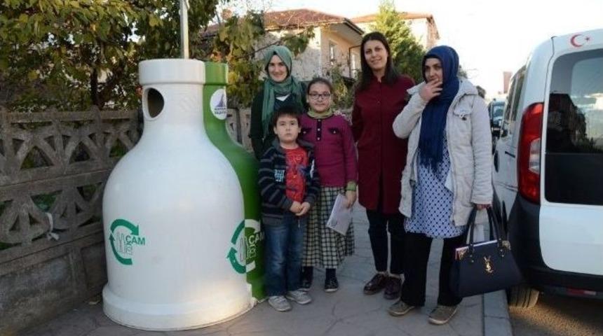 Kartepe&rsquo;de Cam Kumbaraları Dağıtılıyor