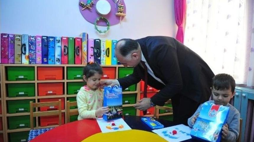 &Ccedil;ağlayan Miniklere Diş Macunu Ve Fır&ccedil;ası Dağıttı