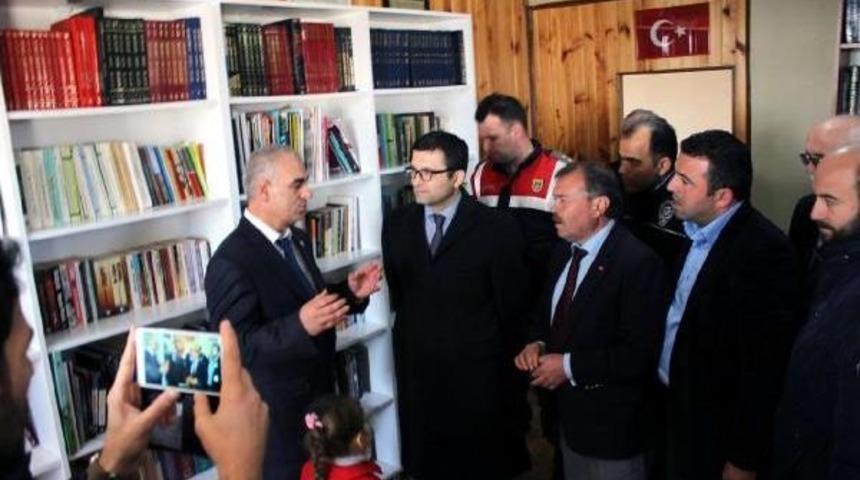 Caminin Altında K&uuml;t&uuml;phane Kuruldu