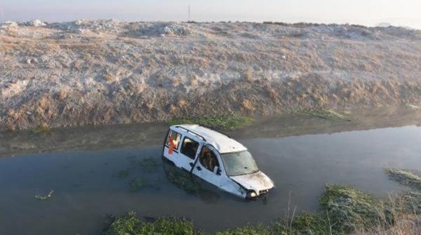 Hafif  Ticari Araç Ve Elektrikli Bisiklet Sulama Kanalına Uçtu: 2 Yaralı