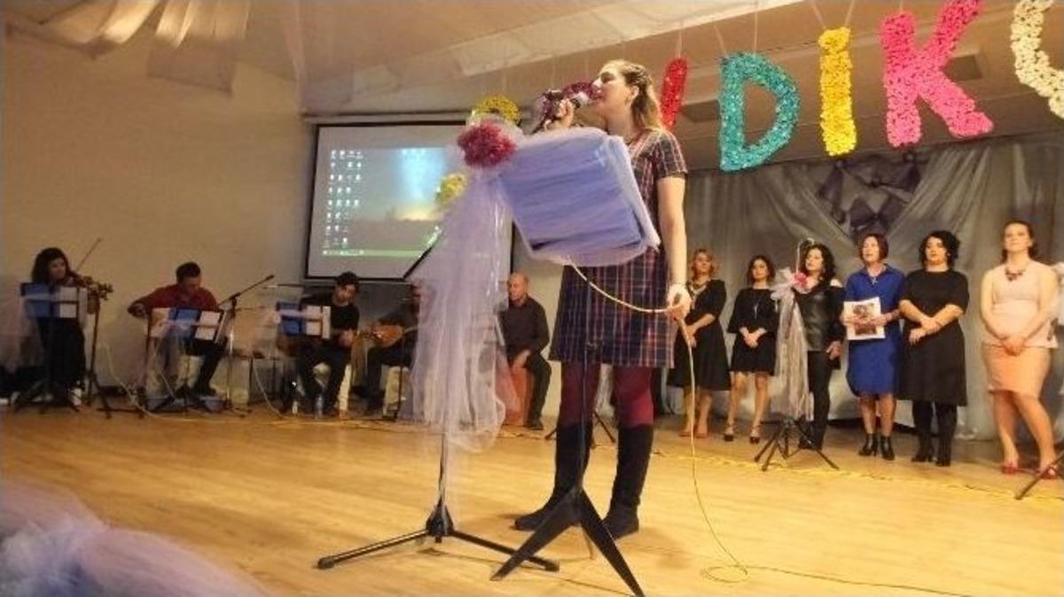 Burhaniye&rsquo;de &Ouml;ğretmenler Şarkı S&ouml;yledi Şiir Okudu