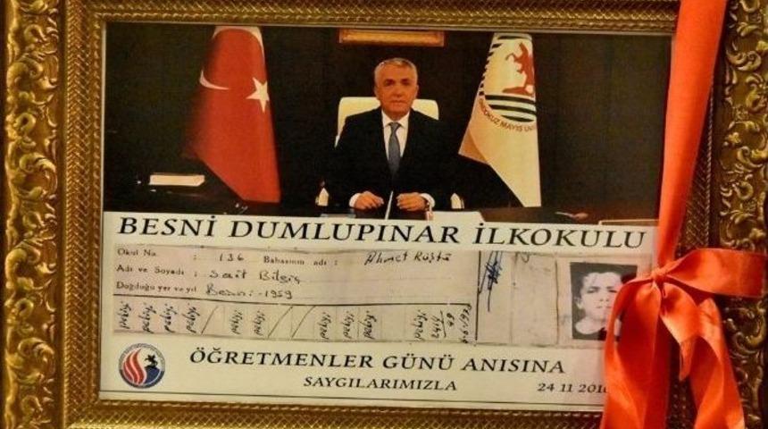 Rekt&ouml;r Bilgi&ccedil;&rsquo;e &lsquo;ilkokul Karnesi&rsquo; S&uuml;rprizi