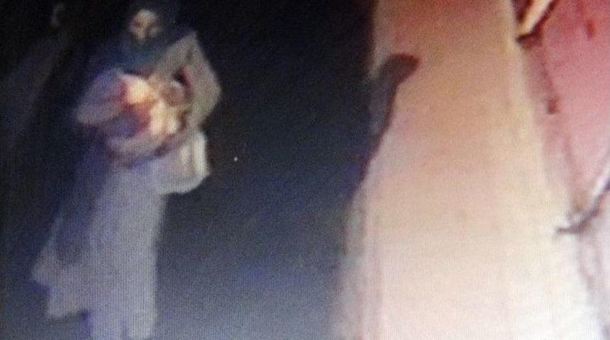 İki G&uuml;nl&uuml;k Bebeği Arabanın Altına Bırakan Kadının Kamera G&ouml;r&uuml;nt&uuml;leri Ortaya &Ccedil;ıktı