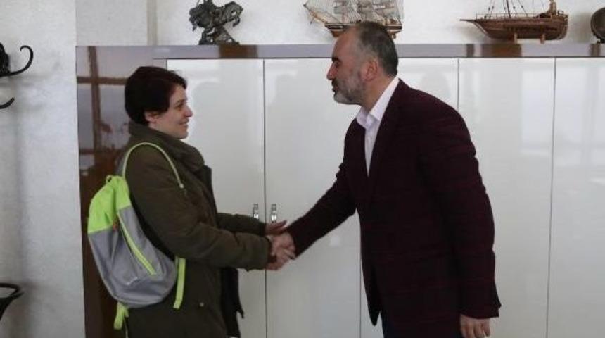 Denize Atlayıp Kendisini Kurtaran Başkana Teşekk&uuml;r Etti